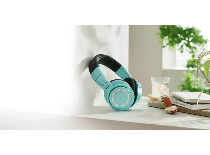 ATH-M50xBT2IB_lifestyle_banner_desktop_01.jpg